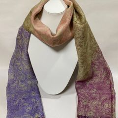 【新品】シルクの上質な生地に人気のペイズリー柄＋豪華なフリンジ シルク混ペイズリース ピンク X パープル X グリーン