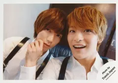 【中古】生写真(ジャニーズ) Travis Japan/七五三掛龍也・松倉海斗/横型・バストアップ・衣装白・七五三掛左手顔・松倉口開け/「Ｊohnnys’ ISLAND セルフィー」/公式生写真(アイランドストア限定)