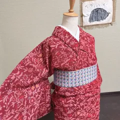 【た28】紬着物　赤系　花唐草模様　お洒落着　アンティーク感　 単衣のお着物 アンティーク 着物 リメイク素材