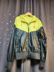 ナイキ レディース クロップド ウィンドブレーカー アウター イエロー/ブラック -85