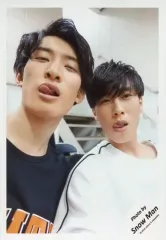 【中古】生写真(ジャニーズ) Snow Man/向井康二・宮館涼太/上半身・衣装黒・白・両手下・目細め・舌出し/「ジャニーズJr.8・8祭り～東京ドームから始まる～」セルフィー/公式生写真