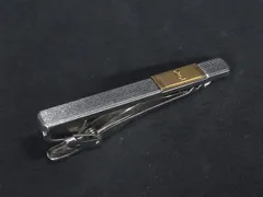 ■美品■ YVESSAINTLAURENT イヴサンローラン ヴィンテージ ネクタイピン タイクリップ アクセサリー シルバー系×ゴールド系 DK6941のサムネイル
