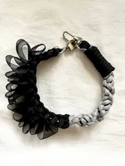 パラコード　スマホ　ハンドストラップ　ハンドメイド　フリルリボン