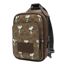 【新品】コーチ CBK47 QBTAM (タン マルチ) バッグ ショルダーバッグ COACH X PEANUTS RACER ピーナッツ スヌーピー シグネチャー プリント スリングパック ボディバッグ コラボ商品 アウトレット メンズ