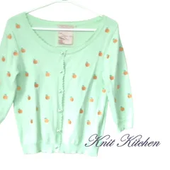 ミントグリーンのカーディガン　りんごの刺繡　七分袖　ショート丈　前開き