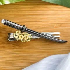 ギフトボックス付き。ブラックニッケルの刀モチーフネクタイピン