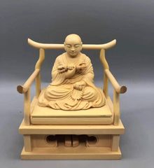 弘法大師坐像【極小】#395 厨子入り 空海 お大師さま ◆白檀 木彫 仏像 ミニ仏像 弘法大師（座像） - 香老舗 高野山大師堂