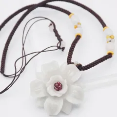 H222 翡翠? ヒスイ? ガーネット ネックレス 花彫刻 紐 デザイン アンティーク 1月誕生石