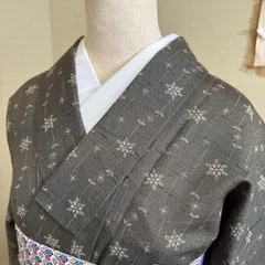 【き712】グレーブラウン 花十字文様 紬 袷 さらりと上品な普段着着物 単衣 昭和レトロ アンティーク リメイク素材