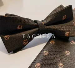 1-fa 蝶ネクタイ ポケットチーフ 2点セット | オレンジ  メンズ 紳士 フォーマル 結婚式 タキシード スーツ 二次会 前撮り 披露宴 成人式 後撮り おしゃれ ボウタイ  茶色 モチーフ柄 四角模様 シンプル