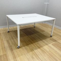 事務机つや無しホワイト 脚は高さ調整出来ます。幅190.奥行110センチ