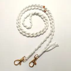 【ハンドメイド】マクラメ　スマホショルダー ホワイトカラー ウッドビーズ