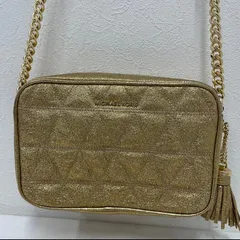 3920　MICHAEL KORS　マイケルコース　ジニー　キルティングカメラバッグ　ショルダーバッグ　肩がけ　斜めがけ　パーティー　クロスボディ　ゴールド　金　メタリック　キルト　キルティング　ミニバッグ　タッセル　チャーム