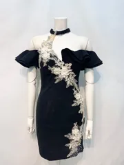 1702  ROBE de  FLEURS Glossy ローブドフルール　グロッシー　キャバクラ　ドレス　オフショル　フリル　フラワー刺繍　タイト　ミニ　伸縮性　キャバドレス　M