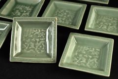 希少　名品　江戸時代後期　三田焼　青磁唐人物図手焙　幅１７，５ｃｍ　資料付　本物保証　Ｖ１９４１ 時代 中国古玩 古美術 古銅製 銅製 饕餮文 花瓶 唐物 高さ 52