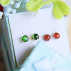 クリスマスカラー　カーネリアンとクロムダイオプサイドの一粒ピアスセット