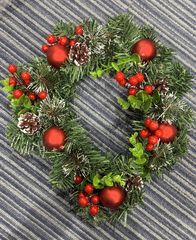 クリスマスリース 松ぼっくり 赤青ベリー - メルカリ
