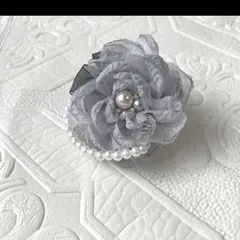 035 ハンドメイド コサージュ パール ビーズ　卒業式　卒園式　入学式　入園式　オーガンジー  シルバーグレー　グレー　パールビーズ　フォーマル　結婚式　発表会　イベント