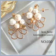 大ぶり　コットンパール　ゴールド　お花　フラワー　揺れる 上品　入学式　卒業式　結婚式　ウェディング　ブライダル　お呼ばれ　プレゼント　ギフト　イヤリング/樹脂ピアス/金属アレルギー対応 ハンドメイドピアス　ハンドメイドアクセサリー　 NO.030