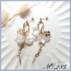 キュート　パールホワイトの花びらチェーンピアス　樹脂ピアス　金属アレルギー対応　アクセサリー　大ぶり　ロング　花びら　花　お花　フラワー　ホワイト　白　ゴールド　大人　かわいい　お呼ばれ ハンドメイド　ピアス 　イヤリング　サージカルステンレス　NO.283