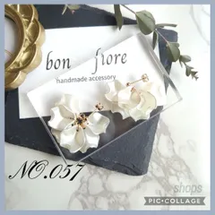 ハンドメイドピアス　イヤリング　サージカルステンレス　ハンドメイドアクセサリー　お花　ホワイト　白　揺れる 上品 /樹脂ピアス/金属アレルギー対応　プレゼント　ギフト　ウェディング　ブライダル　お呼ばれ　入学式　NO.057