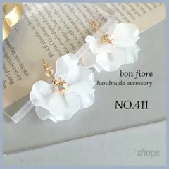 ハンドメイドピアス　サージカルステンレス　ハンドメイドアクセサリー　お花　花びら　すりガラス風　ゴールド　揺れる 上品 / イヤリング/樹脂ピアス/金属アレルギー対応 変更可能　NO.411