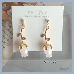 耳元を華やかに彩る一凛のバラ　ホワイト　金属アレルギー対応　アクセサリー　小ぶり　揺れる　白　推し活　花　お花　フラワー　チューリップ　すずらん　プレゼント ハンドメイド　ピアス 　イヤリング　サージカルステンレス ノンホールピアス　NO.372