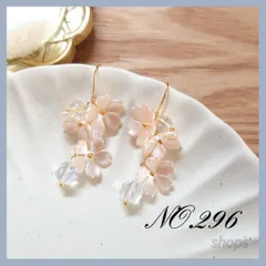 ハンドメイドピアス　ハンドメイドアクセサリー　桜　お花　春　ピンク　ゴールド　揺れる / イヤリング/ノンホールピアス/サージカルステンレス/樹脂ピアス/金属アレルギー対応 変更可能 NO.296