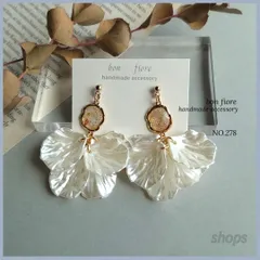 ホワイト花びらのじゃらじゃらアクセサリー　ピアス　サージカルステンレス　樹脂ピアス　金属アレルギー対応　樹脂　揺れる ゴールド 大ぶり 花　お花　花びら　ウェディング　ブライダル　結婚式　プレゼント　ハンドメイドピアス　イヤリング　NO.278