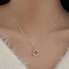 ツイストネックレス ゴールド レディース アクセサリー 上品 シンプル おしゃれ 大人かわいい 韓国風 淡色コーデ ナチュラル 高見え かわいい プレゼント 人気