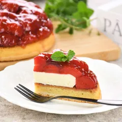 魔法洋菓子店ソルシエ 苺コンポートタルト に カスタードクリーム 入 が登場！ 誕生日ケーキ いちごケーキ  4号 【単品（ローソク付）】 クリスマス クリスマスケーキ xmas お歳暮 スイーツ お菓子 お祝い ギフト プレゼント ホールケーキ