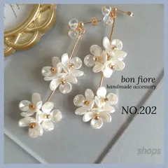 大ぶり　ロング　お花　花　フラワー　ホワイト　ゴールド　揺れる　樹脂ピアス　金属アレルギー対応　ウェディング　ブライダル　お呼ばれ　結婚式　プレゼント　ギフト　ハンドメイド　ピアス　イヤリング　サージカルステンレス　ハンドメイドアクセサリー NO.202