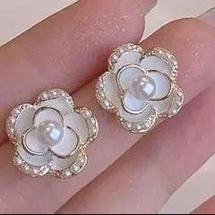 新品 ピアス フラワー ＊ ホワイト ＊花モチーフ お花  アクセサリー  パール かわいい オシャレ 上品