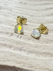 宝石質エチオピア産オパールAA++ フリーフォームピアス（サージカルステンレス）