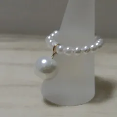 NO348　ホワイトパールリング・揺れる大粒パール付き・フリーサイズ