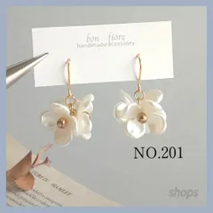 お花　小ぶり　ホワイト　ゴールド　揺れる 上品　可愛い　プレゼント　ギフト　お呼ばれ　普段使い　イヤリング/ノンホールピアス/樹脂ピアス サージカルステンレス　金属アレルギー対応 ハンドメイドピアス　ハンドメイドアクセサリー NO.201