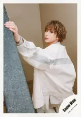 【中古】生写真(ジャニーズ) Snow Man/佐久間大介/膝上・衣装白・左手上げ・振り返り・顔左向き/シングル「D.D. / Imitation Rain」MV＆ジャケ写オフショット/公式生写真