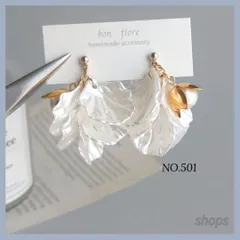 花びら　ホワイト　じゃらじゃらピアス　大ぶり　ロング　揺れる　花　お花　フラワー　結婚式　ウェディング　ブライダル　お呼ばれ　ハンドメイドピアス　イヤリング　ハンドメイドアクセサリー　サージカルステンレス　金属アレルギー対応 樹脂ピアス　NO.501