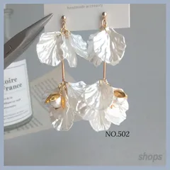 花びら　ホワイト　じゃらじゃらピアス　サージカルステンレス　金属アレルギー対応 樹脂ピアス　大ぶり　ロング　揺れる　花　お花　フラワー　結婚式　ウェディング　ブライダル　お呼ばれ　ハンドメイドピアス　イヤリング　ハンドメイドアクセサリー　NO.502