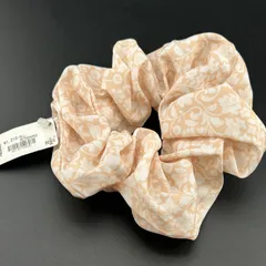 【新品】定価1210円 ヘアアクセサリー ヘアゴム シュシュ ベージュ×ホワイト◆