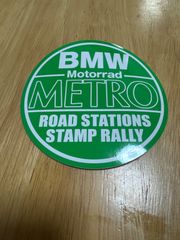 2025BMW Motorradの円形緑色ステッカー、METRO ROAD STATIONS STAMP RALLYデザイン新品未使用  - ブランド: BMW Motorrad - デザイン: 円形ステッカー -新品未使用
