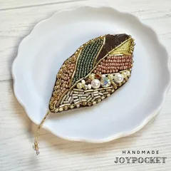 リーフのビーズ刺繍ブローチ