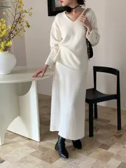 セットアップ　スカート　白　ニット　Vネック　ゆったり　キレイめ　セクシー　秋冬