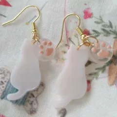 揺れるピアス　白猫の後ろ姿♡ピアス　肉球つき♡