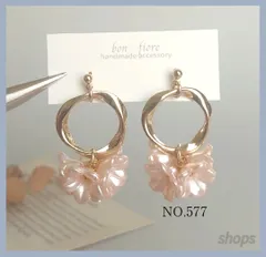 NO.577 お花×ゴールドフープ　ブーケ　ピンク　金属アレルギー対応　アクセサリー　大ぶり　揺れる　花　お花　フラワー　かわいい　普段使い　プレゼント　ギフト　お呼ばれ　結婚式　ブライダル　ハンドメイド　ピアス　イヤリング　サージカルステンレス　樹脂ピアス