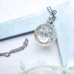 透明な球体の中の歯車ネックレス