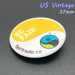 缶バッジ アメリカ 輸入 雑貨 ビンテージ 『 ビー フェア フェアトレード カナダ イエローロゴ 』 当時物 ヴィンテージ バッチ ピンバッチ ※ メッセージ ノベルティー 広告 レトロ ( BAT2075 )