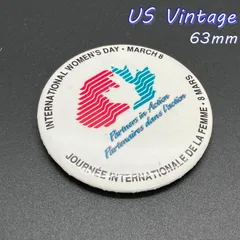 缶バッジ アメリカ 輸入 雑貨 ビンテージ 『 インターナショナルウィメンズデー 3月8日パートナーズ 』 当時物 ヴィンテージ バッチ ピンバッチ ※ メッセージ ノベルティー 広告 レトロ ( BAT2030 )
