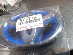 トヨタ 純正 フロントエンブレム 58141-16040 - メルカリ