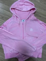 アディダス ピンク ツアーベルベット ジャージ